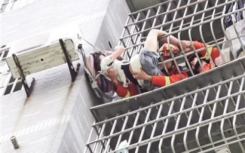 9楼防盗网外小女孩命悬一线 消防30米高空紧急救人