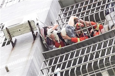 9楼防盗网外小女孩命悬一线 消防30米高空紧急救人