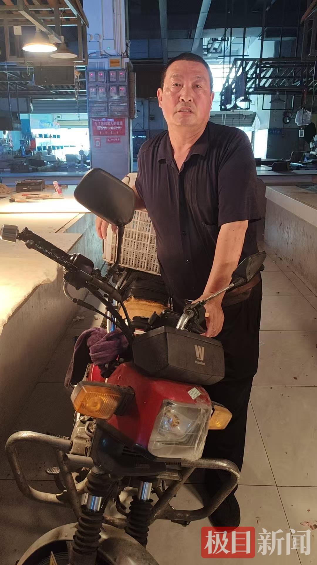 凌晨4点跳湖救人，58岁彭秀芝说，“只想尽快把人救上来，别的什么都没考虑”