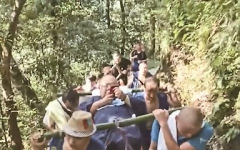 263斤游客请9名轿夫抬滑竿上峨眉山 往返42公里耗时10小时 支付22100元