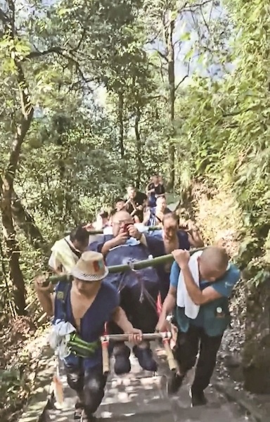 263斤游客请9名轿夫抬滑竿上峨眉山 往返42公里耗时10小时 支付22100元