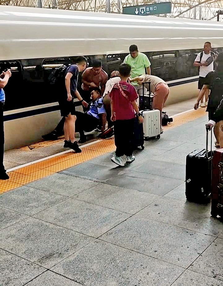 沈阳北站一女童掉入站台与列车间缝隙 列车长不到1分钟救起孩子