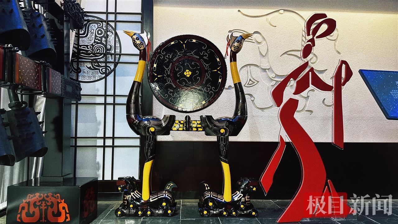 七旬乡村木匠巧手仿制文物，一天手搓三套“虎座鸟架鼓”