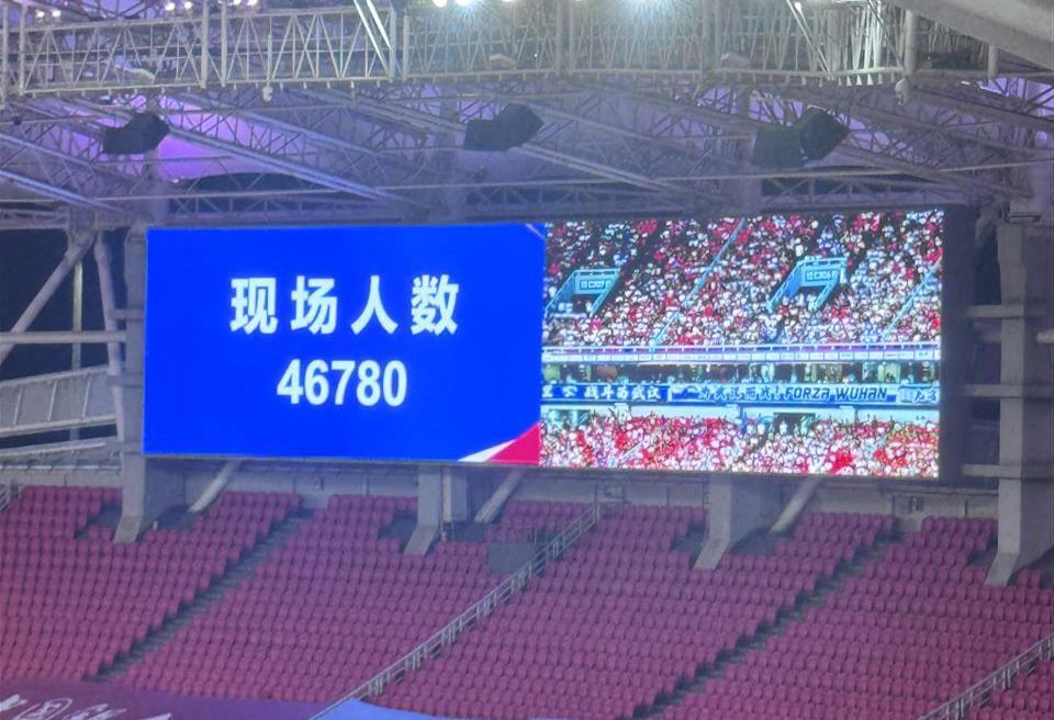武汉足球狂欢！“汉超”揭幕战燃情开赛，近5万球迷现场加油呐喊