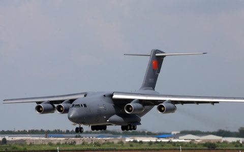 空军使用多架运-20送新飞行学员赴空军航空大学报到，女飞行学员平均成绩超出101分