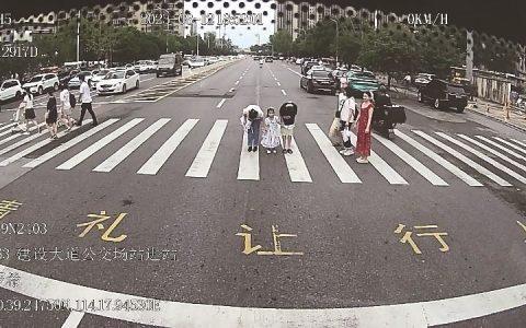 晚高峰街头萌翻啦！武汉公交斑马线前“绅士停”，小朋友鞠躬超有爱