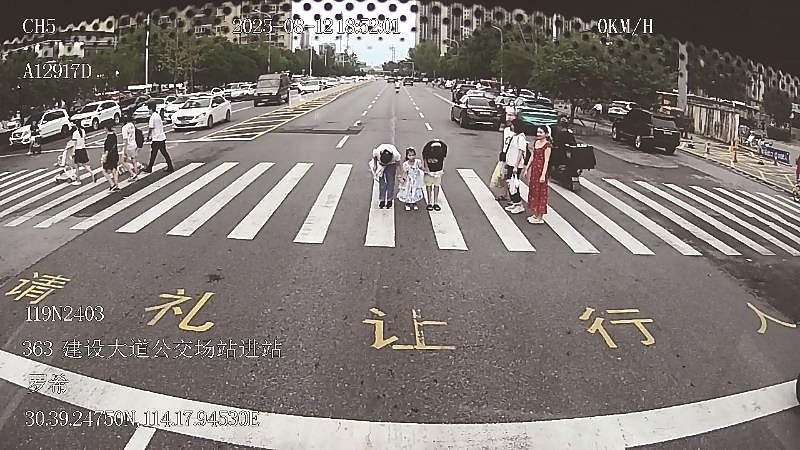 晚高峰街头萌翻啦！武汉公交斑马线前“绅士停”，小朋友鞠躬超有爱