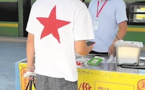 长沙火车站站台15元盒饭量大管饱 工作人员：十年没涨价，都是新鲜炒的