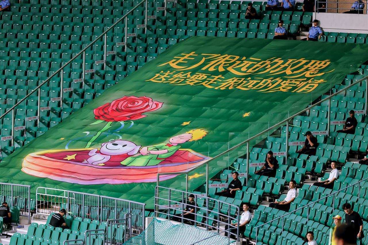 东北女生北京国安主场4万人面前反向求婚：北京爷们儿，我们结婚吧！