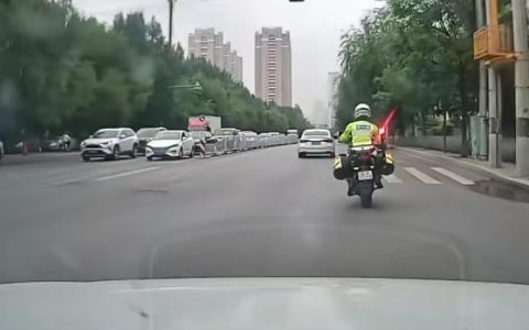 怀双胞胎高龄孕妇突发急症，丈夫送医遇早高峰，骑警开道绿灯护航，90分钟路程只用了15分钟