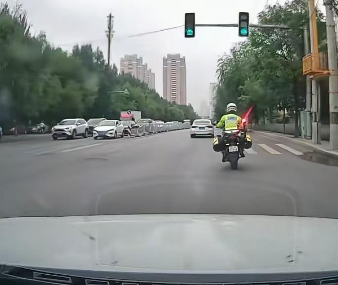 怀双胞胎高龄孕妇突发急症，丈夫送医遇早高峰，骑警开道绿灯护航，90分钟路程只用了15分钟
