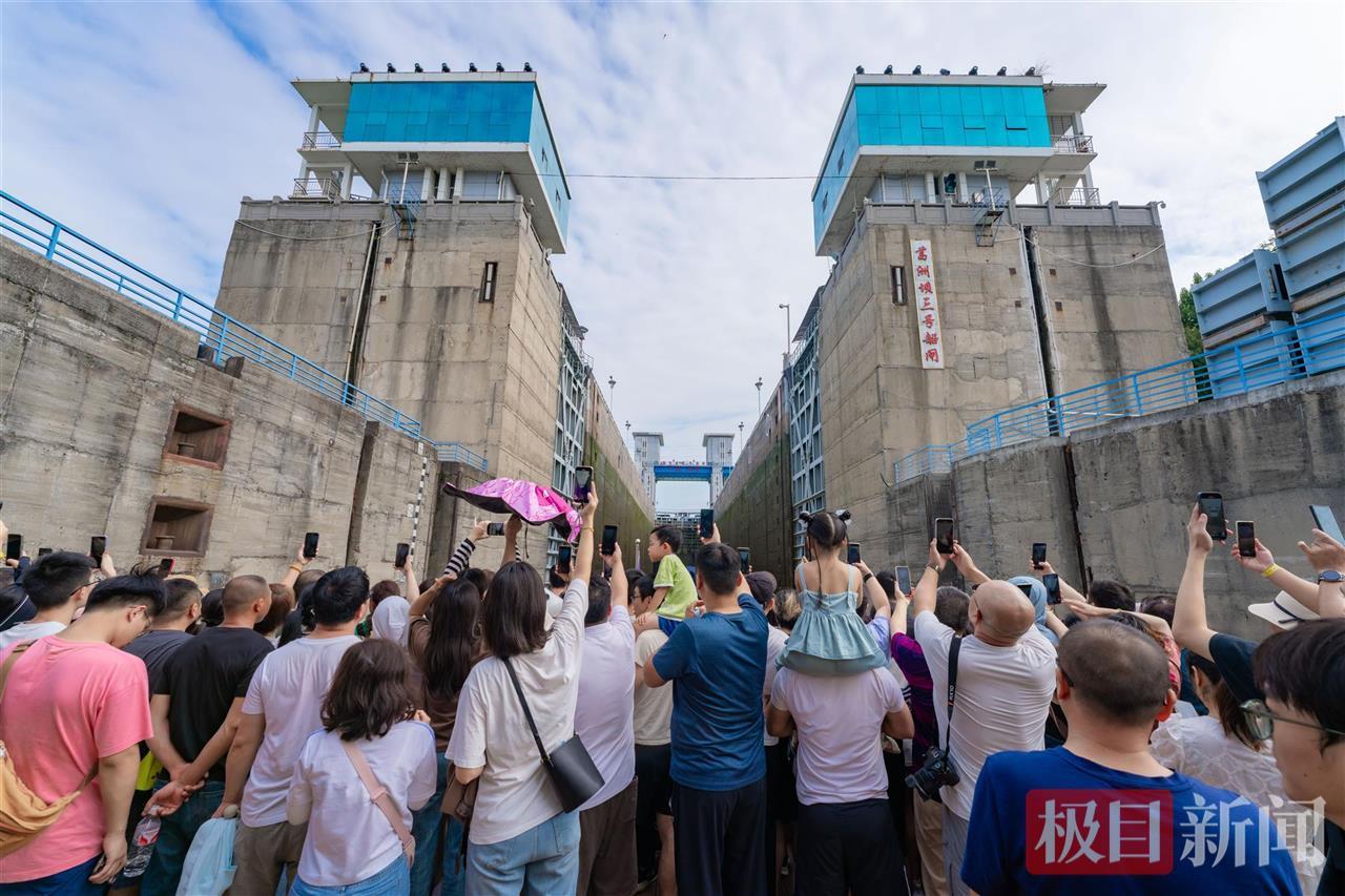 活力中国调研行｜登上全球载电最大纯电游船，体验葛洲坝过闸：8分钟抬水22米