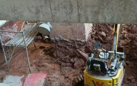 安徽霍山一小区门面房被人“掘地三尺”，当地对涉事人员立案调查，住户：开挖面积约300平方米，向下挖了三四米