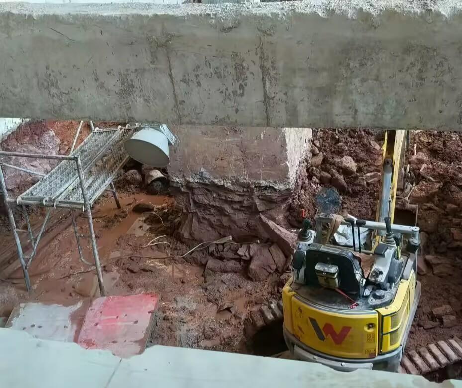 安徽霍山一小区门面房被人“掘地三尺”，当地对涉事人员立案调查，住户：开挖面积约300平方米，向下挖了三四米