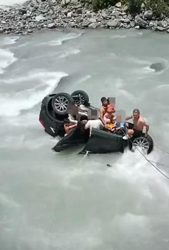 四川雅安一景区有车辆坠河，5人获救1儿童遇难，官方：事发于柏油路且天气晴朗