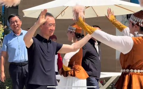 王健林现身新疆伊犁那拉提，与当地人跳新疆舞