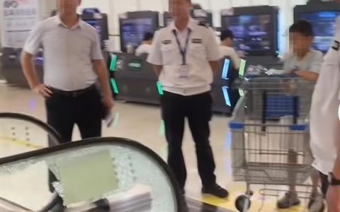 男孩推购物车撞碎扶梯玻璃，商场工作人员：扶梯暂时停用，玻璃要定制