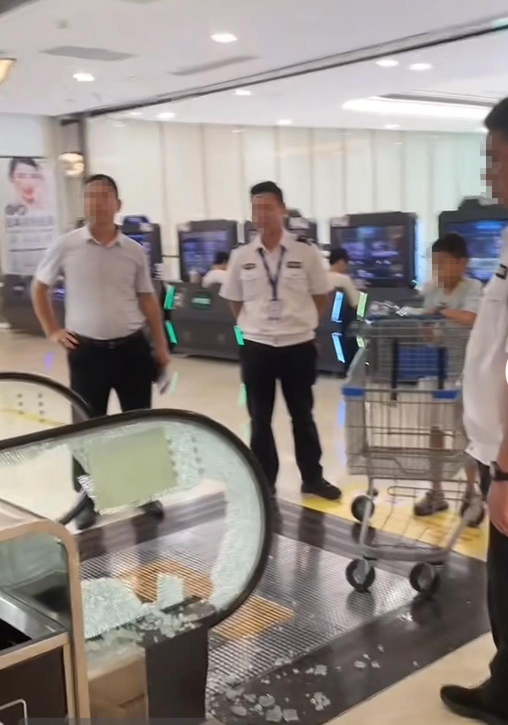 男孩推购物车撞碎扶梯玻璃，商场工作人员：扶梯暂时停用，玻璃要定制