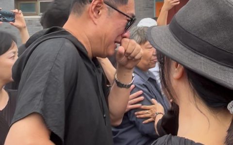 千百惠告别仪式循环播放《走过咖啡屋》，黄安泪别好友：她生前很想回一次台湾老家，统一的时候我会告诉她