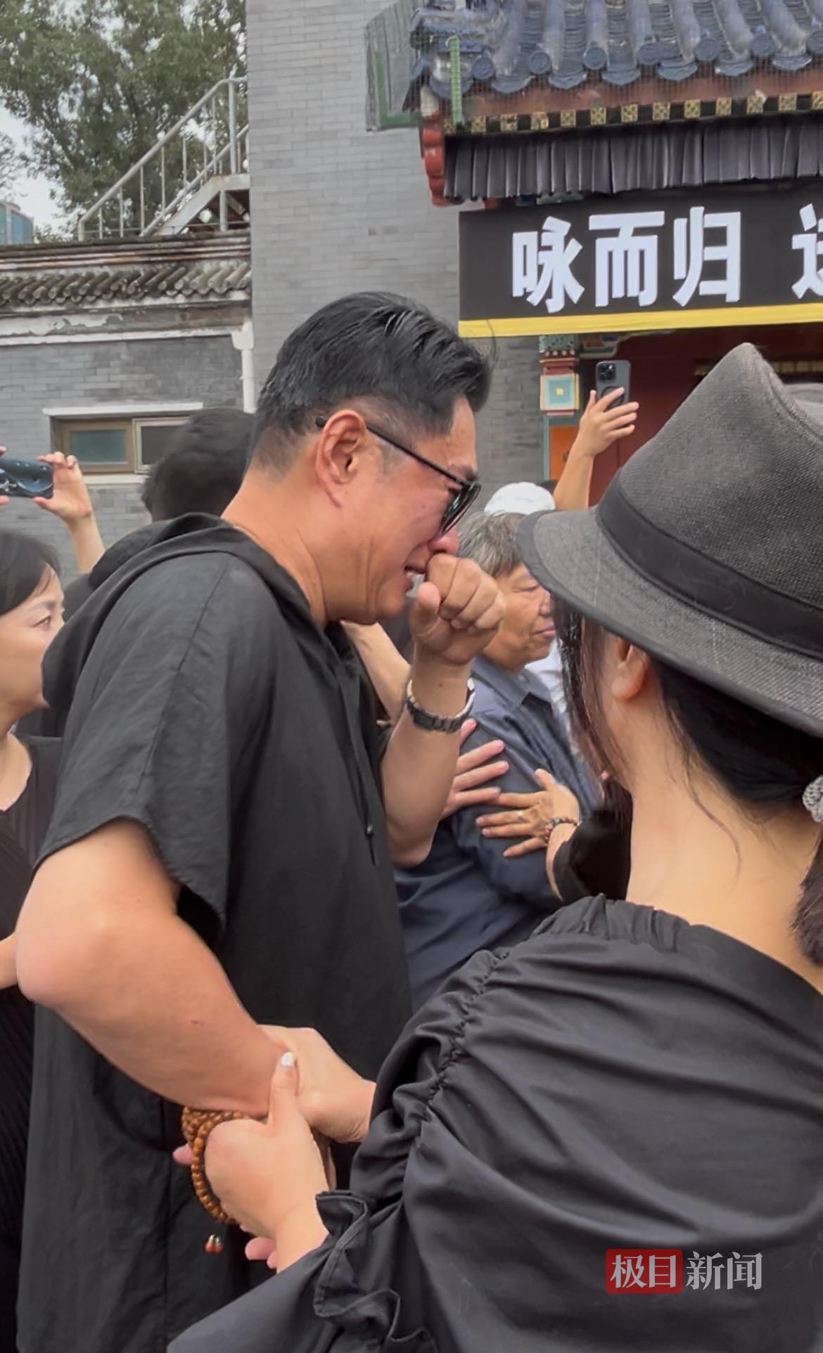 千百惠告别仪式循环播放《走过咖啡屋》，黄安泪别好友：她生前很想回一次台湾老家，统一的时候我会告诉她