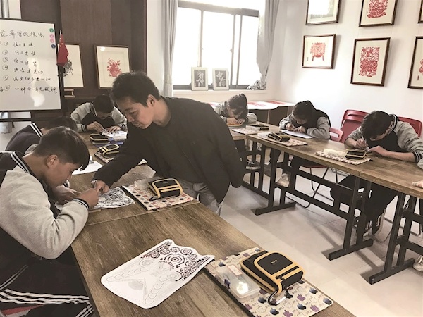 他为无声世界里的孩子打开非遗之门 一把小刻刀 刻出大情怀