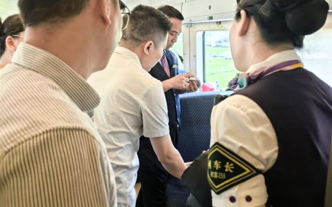 动车乘务员突发晕厥  湖北三医护出手救援 经过紧急抢救并及时送医，患者已转危为安