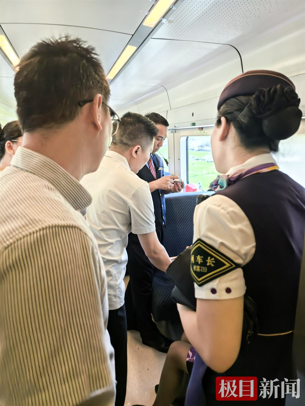 动车乘务员突发晕厥  湖北三医护出手救援 经过紧急抢救并及时送医，患者已转危为安