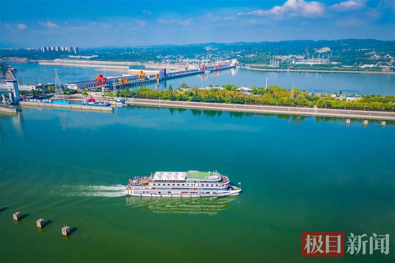 活力中国调研行｜登上全球载电最大纯电游船，体验葛洲坝过闸：8分钟抬水22米
