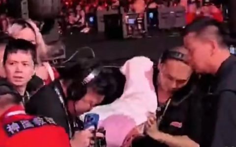 突发！歌手杨宗纬意外从舞台跌落，观众称已被救护车带走，表情很痛苦，无法行走，演唱会已暂停