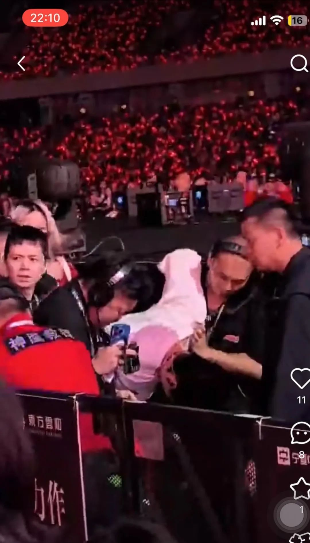 突发！歌手杨宗纬意外从舞台跌落，观众称已被救护车带走，表情很痛苦，无法行走，演唱会已暂停