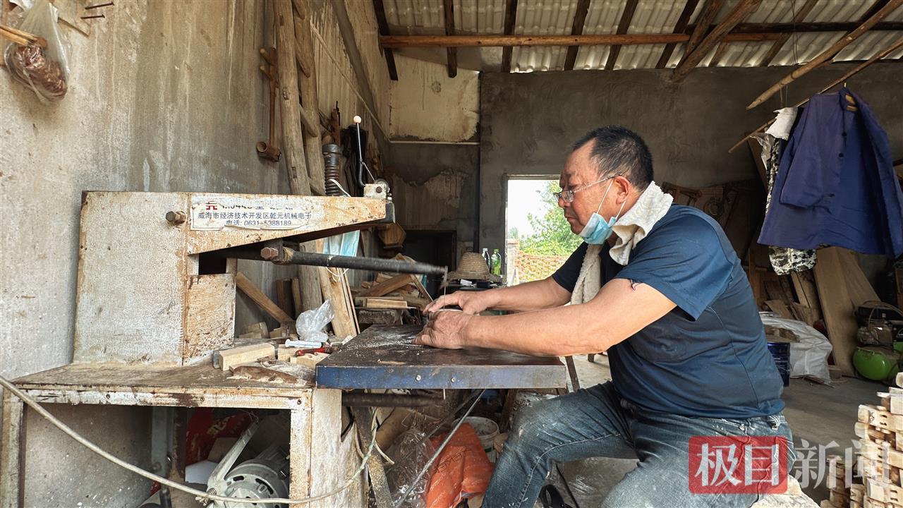 七旬乡村木匠巧手仿制文物，一天手搓三套“虎座鸟架鼓”