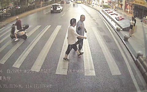 武汉公交司机的“礼让”，换来行人的双倍“赞”