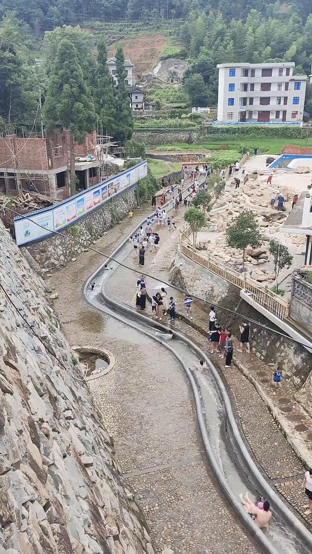 福建一村委会修建水滑道供孩子们免费游玩，网友：孩子能玩水，又能防溺水