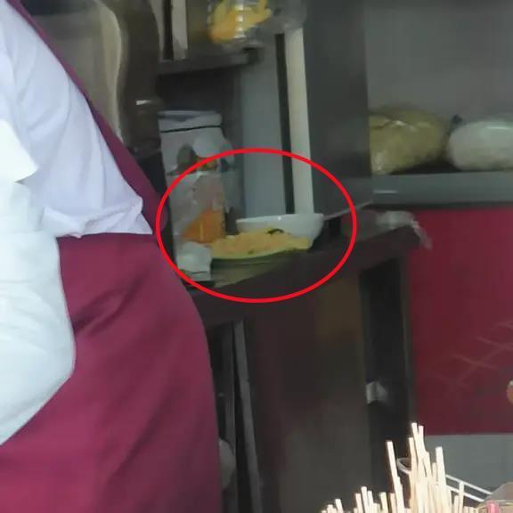 餐馆将两盘吃剩的炒饭回收并混合，顾客怀疑其重新售卖，市监：未发现证据，已令商家停业整改卫生