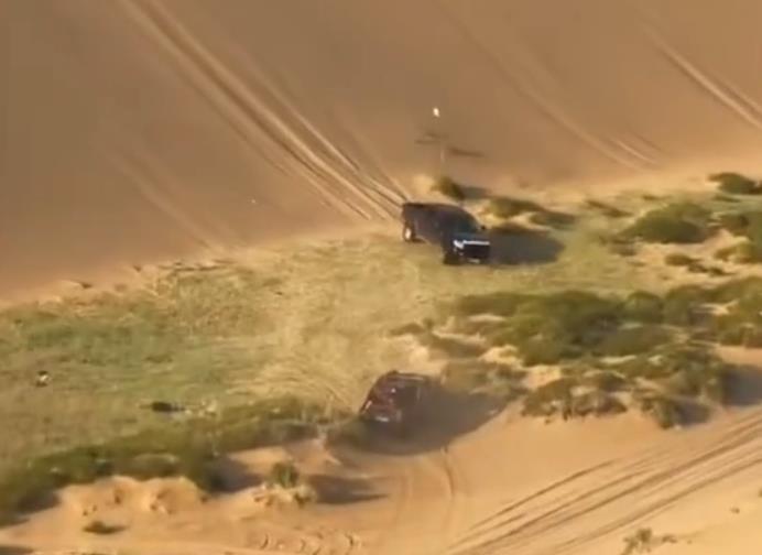 玩沙漠越野遇难网红所乘车辆侧翻前疑被碰撞，现场画面曝光，家属发声：为何没有同行人员站出来说出真相？