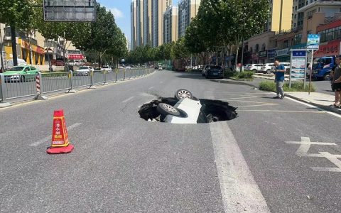 合肥一处道路突然塌陷吞没过路越野车，3人被安全救出，市政部门回应