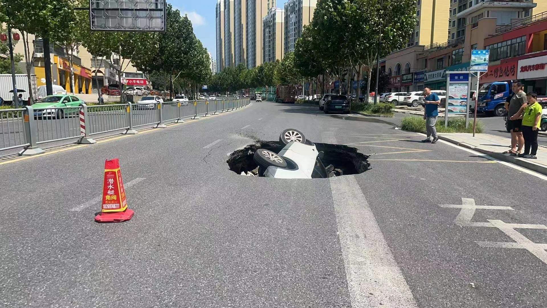 合肥一处道路突然塌陷吞没过路越野车，3人被安全救出，市政部门回应