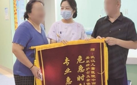 爷爷陪小孙子住院突发心梗 病区护士紧急施救
