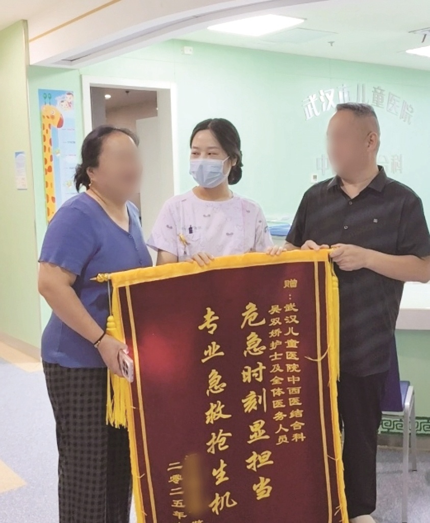 爷爷陪小孙子住院突发心梗 病区护士紧急施救