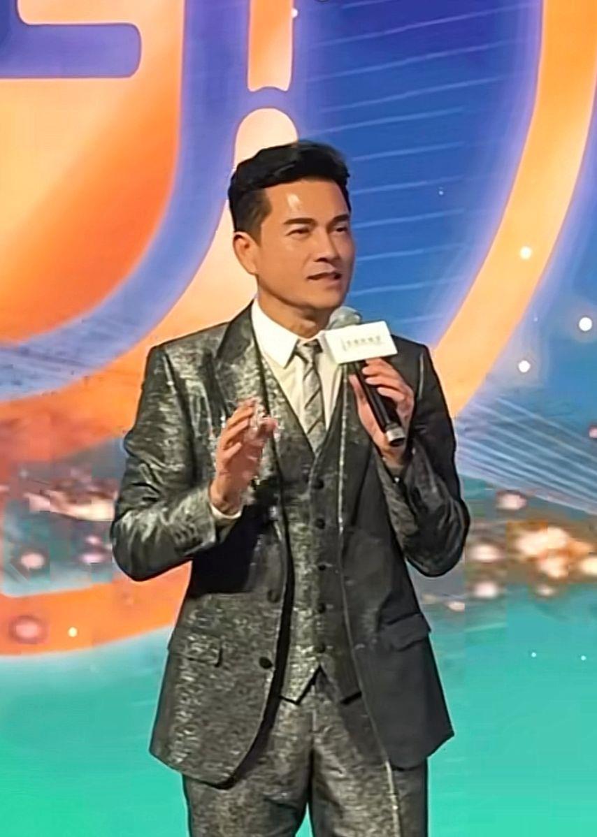 演员吕良伟透露“今年我70岁了”，他成名于1980年版《上海滩》，因驻颜有术备受关注，被评“70岁的小伙子”