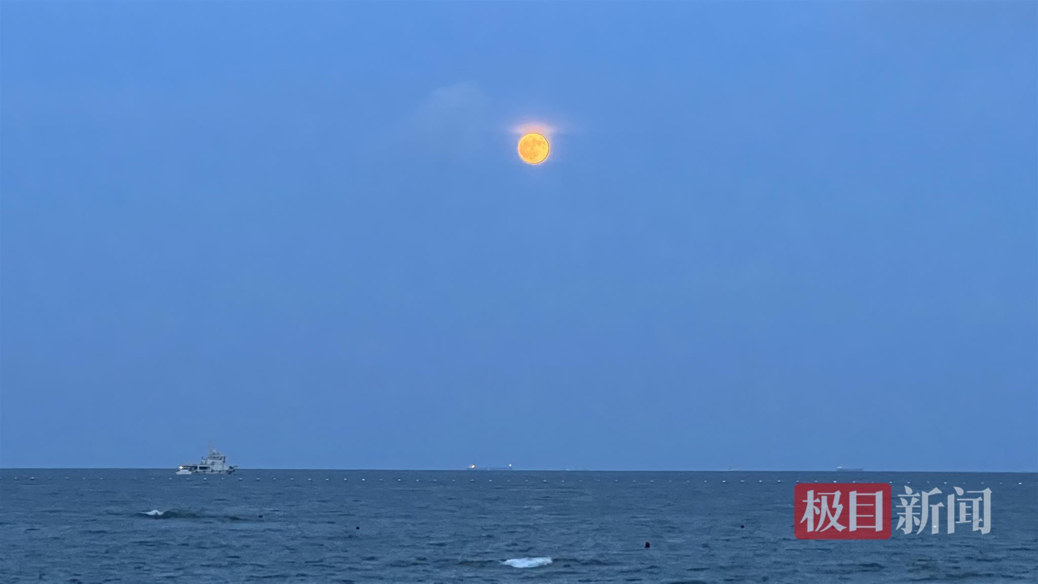 1箭11星明日凌晨从山东日照海域腾空！观景游客海滩搭帐篷绵延百余米，山西女子驱车12小时只为一睹“火箭与圆月同框”