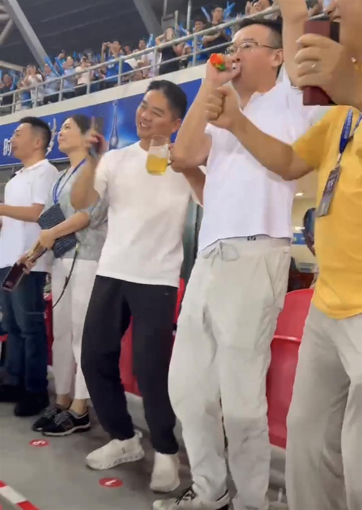 刘强东兑现看苏超承诺，现身家乡球场，宿迁队进球后他手舞足蹈