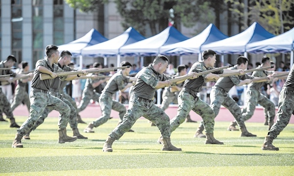 男生头发不能超过一指宽，女生头发不能超过衣领 入学第一天，军校生活从“头”开始