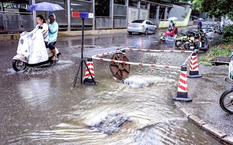 武汉：应对强降雨 排水保畅通