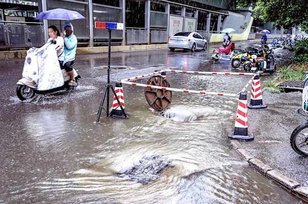 武汉：应对强降雨 排水保畅通