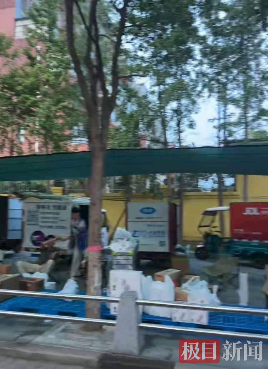 胖东来免费开设“马路驿站”，顾客购物后可立马寄走