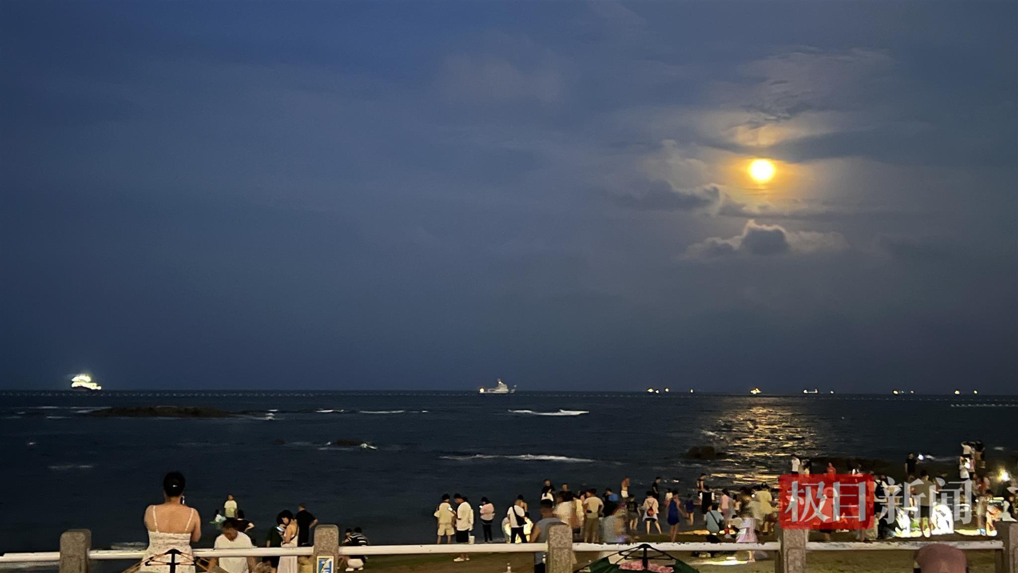 1箭11星明日凌晨从山东日照海域腾空！观景游客海滩搭帐篷绵延百余米，山西女子驱车12小时只为一睹“火箭与圆月同框”