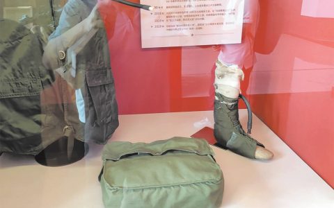 因一次难得的“奢侈”而被人熟知 女空降兵捐出千万元积蓄