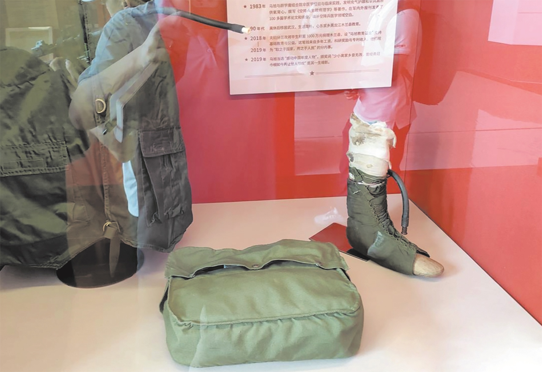 因一次难得的“奢侈”而被人熟知 女空降兵捐出千万元积蓄