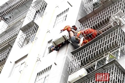 11岁女孩爬窗被困9楼夹缝 消防50分钟紧急救人化险为夷